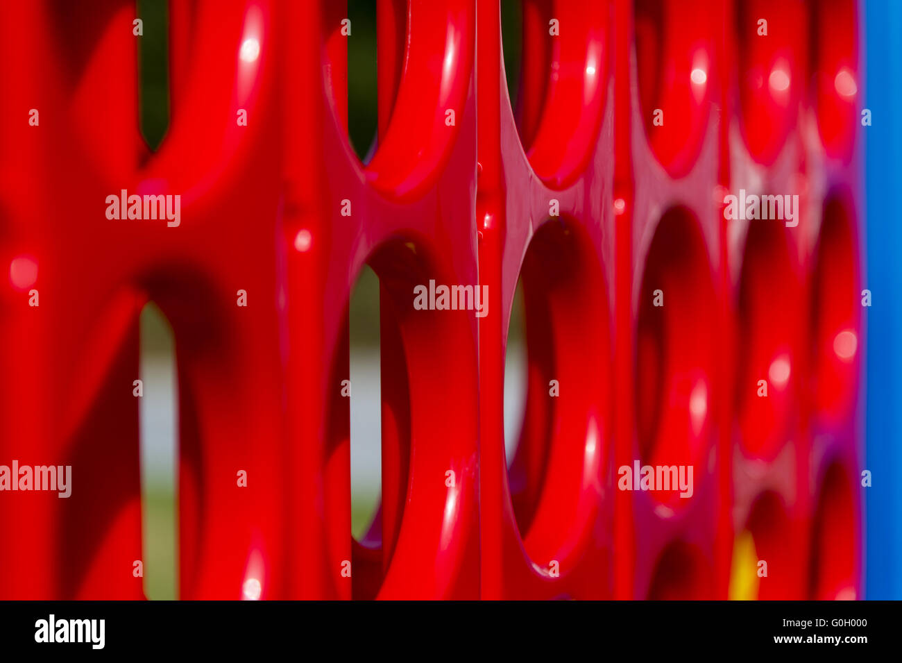 Rot Bergsteiger Kunststoff auf einem Spielplatz Stockfoto