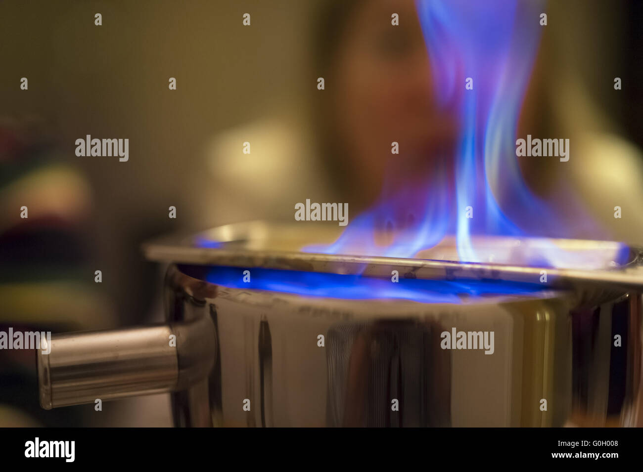 Feuerzangenbowle -Fotos und -Bildmaterial in hoher Auflösung – Alamy