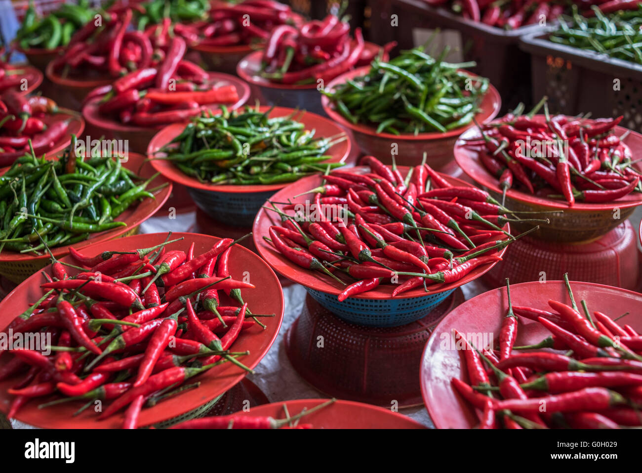 Bunte Chili Paprika Stall, asiatischen Markt Stockfoto