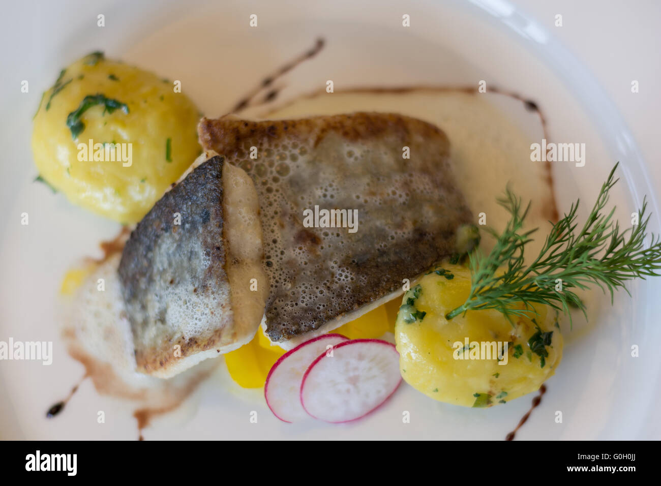 zarte essbaren Fisch mit Kartoffeln und garniert Stockfoto