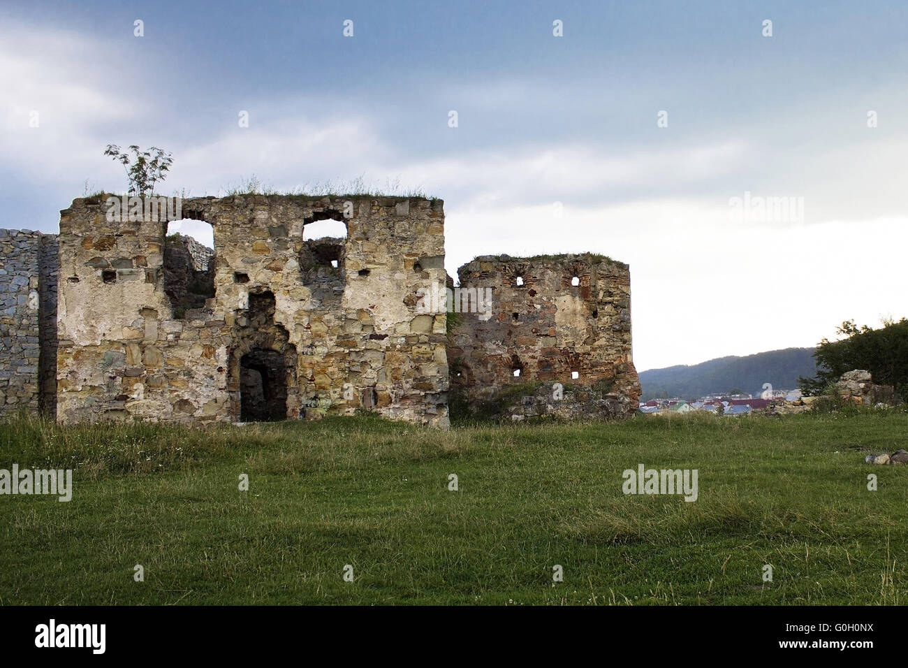 Ruinen einer alten ukrainischen Burg auf dem Hintergrund der Gewitterhimmel Stockfoto