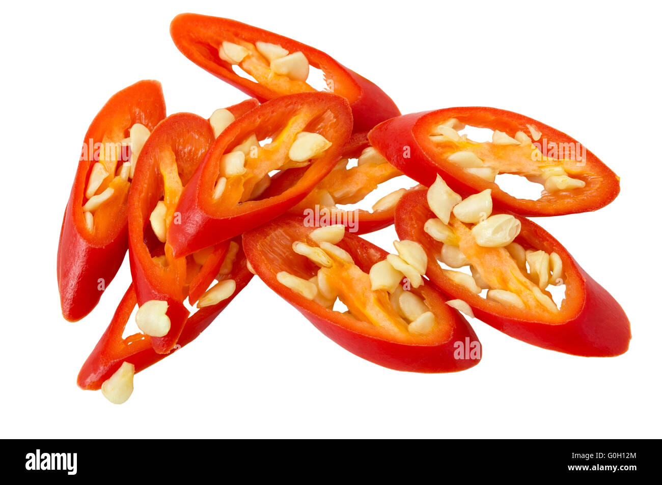 Geschnittene rote Chili isoliert auf weißem Hintergrund und Clipping-Pfad Stockfoto