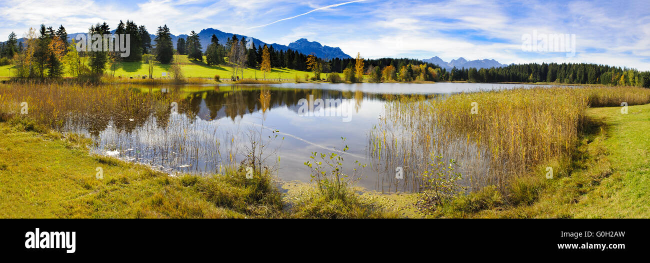 Panorama auf See und Berge in Bayern Stockfoto
