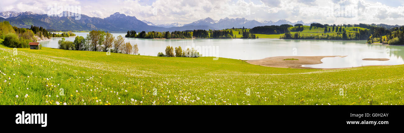 große Panorama-Landschaft in Bayern mit Alpen Berge und See Stockfoto