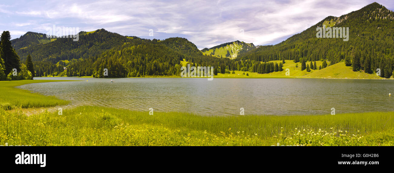 große Panorama-Landschaft in Bayern mit Alpen Berge und See Stockfoto