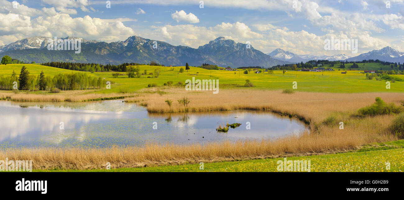 große Panorama-Landschaft in Bayern mit Alpen Berge und See Stockfoto