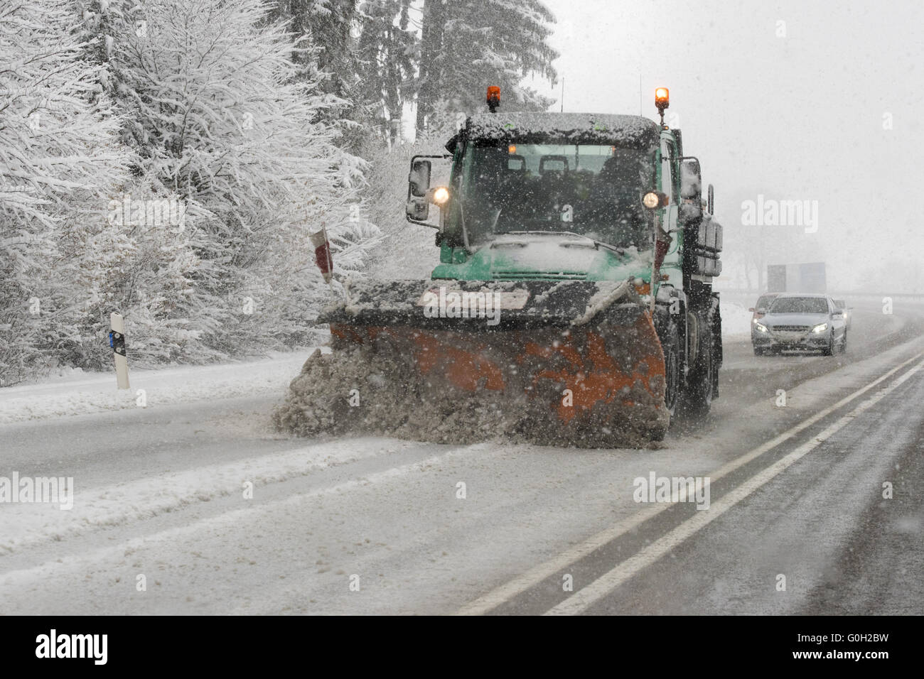 Winterdienst mit LKW auf der Straße mit Schnee Stockfoto