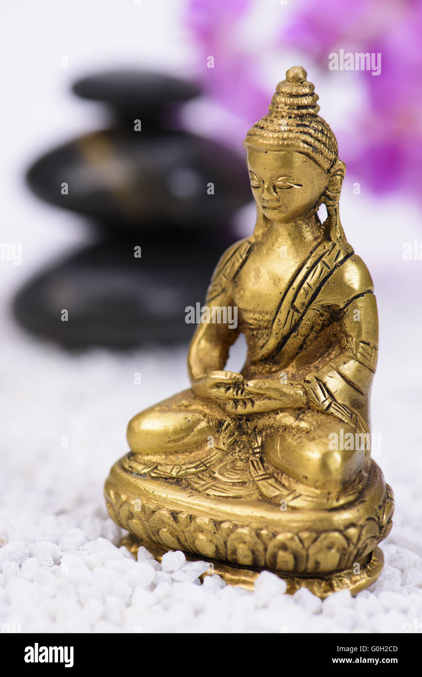 Buddhafigur sitzend im ZEN-Garten Stockfoto