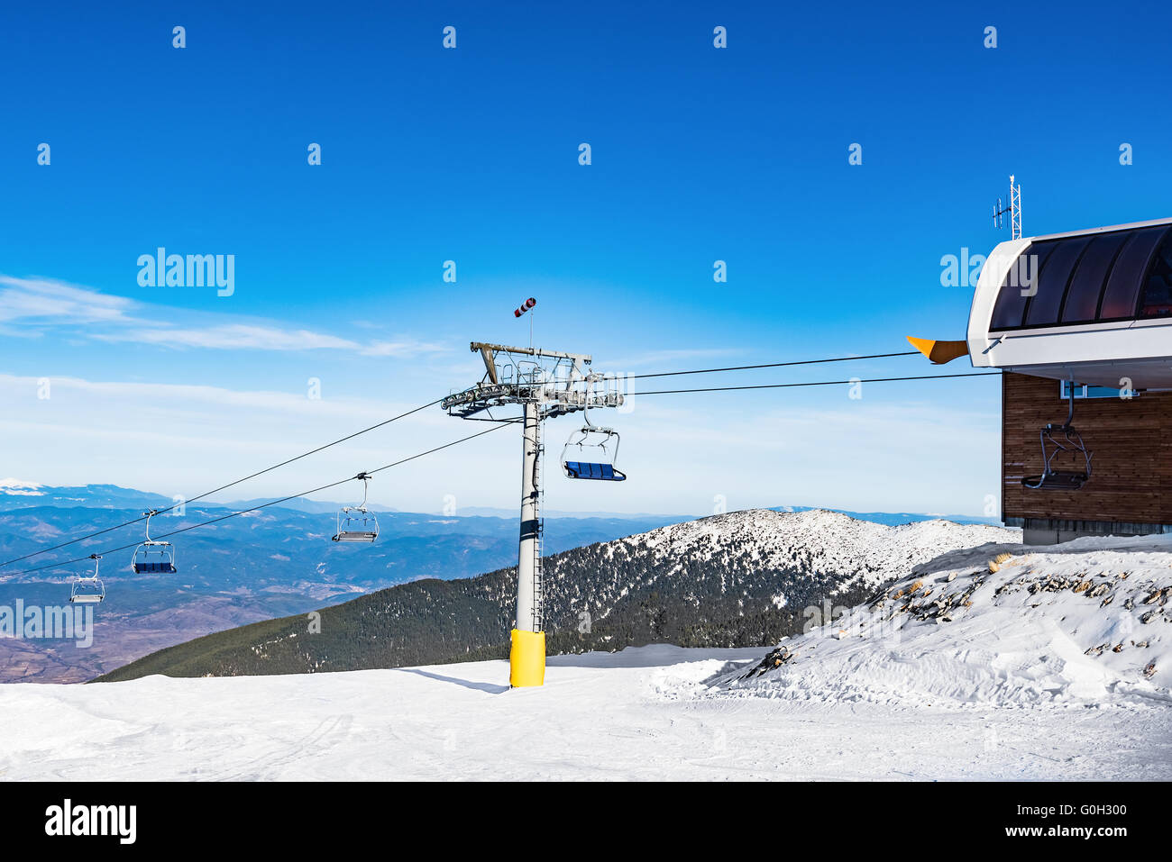 Sessellift zum Skifahren Stockfoto