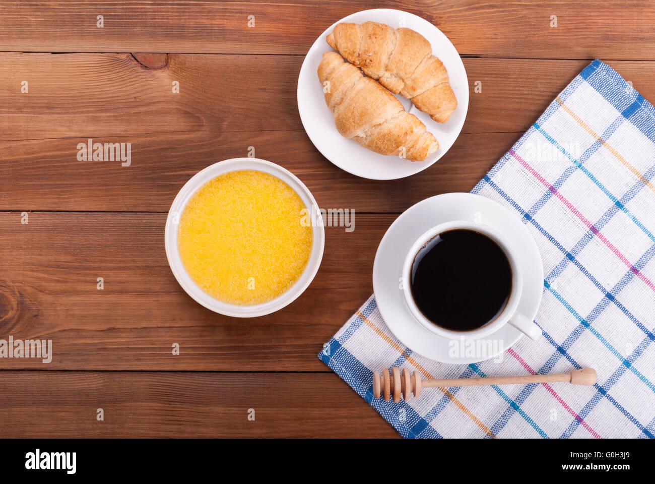 Tasse Kaffee und Croissants kandierten Honig auf dem Küchentisch. Ansicht von oben. Stockfoto