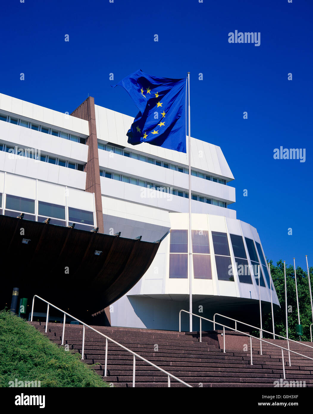 Flagge von Europa vor dem Europarat Gebäude, Palais de l ' Europe, Straßburg, Elsass, Frankreich Stockfoto