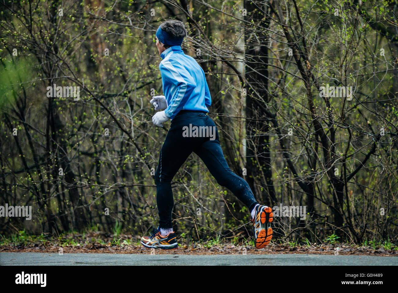 Männliche Sportler Läufer laufen im Park unterwegs Stockfoto