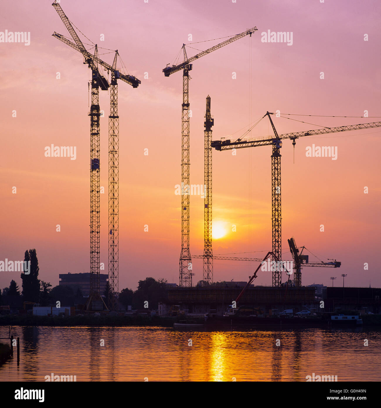 Silhouetten der Bau Kräne auf der Baustelle bei Sonnenuntergang, Frankreich, Europa Stockfoto