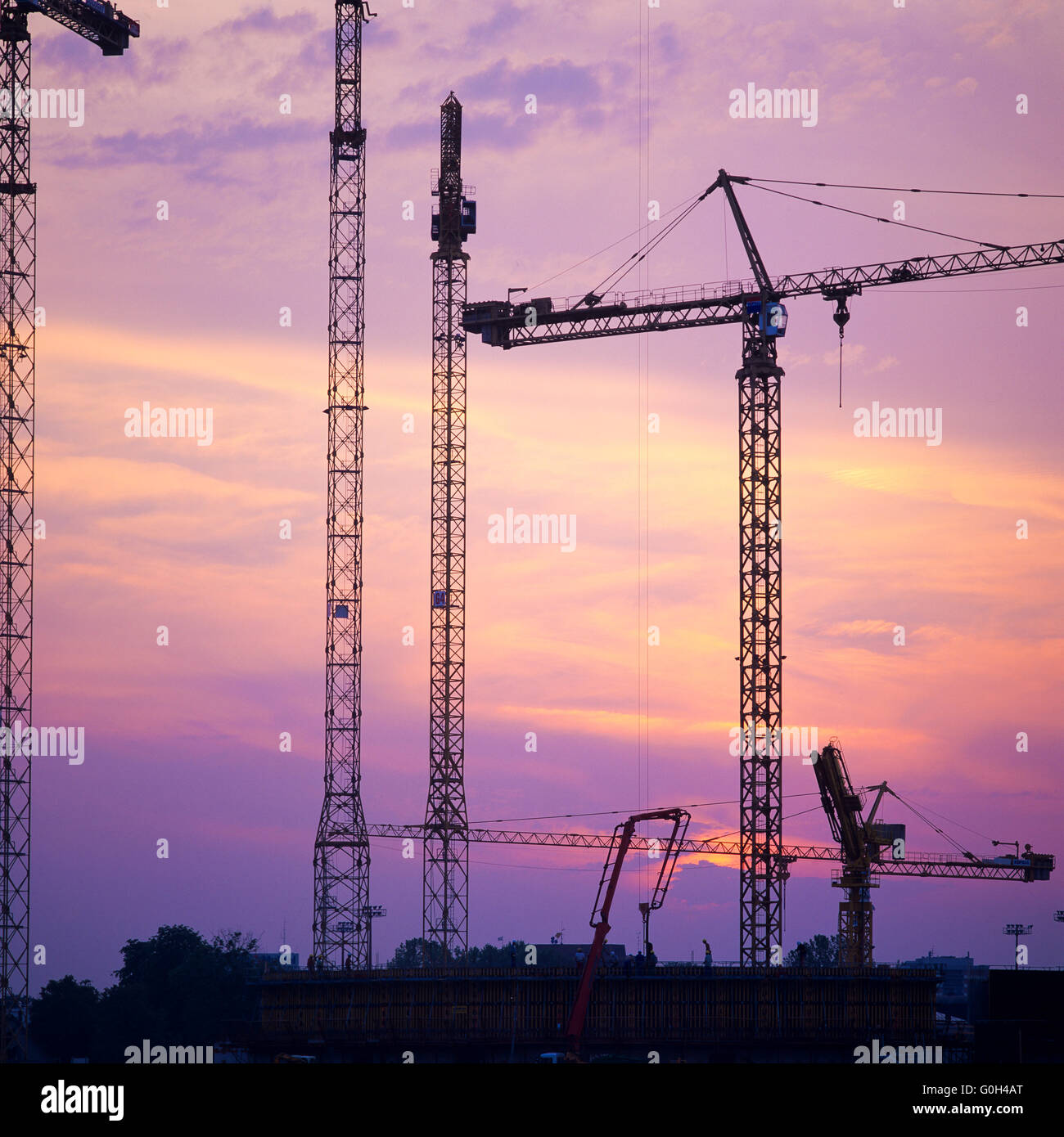 Silhouetten der Bau Kräne auf der Baustelle bei Sonnenuntergang, Frankreich, Europa Stockfoto