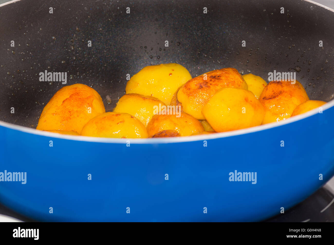Bratkartoffeln in der Pfanne. Stockfoto