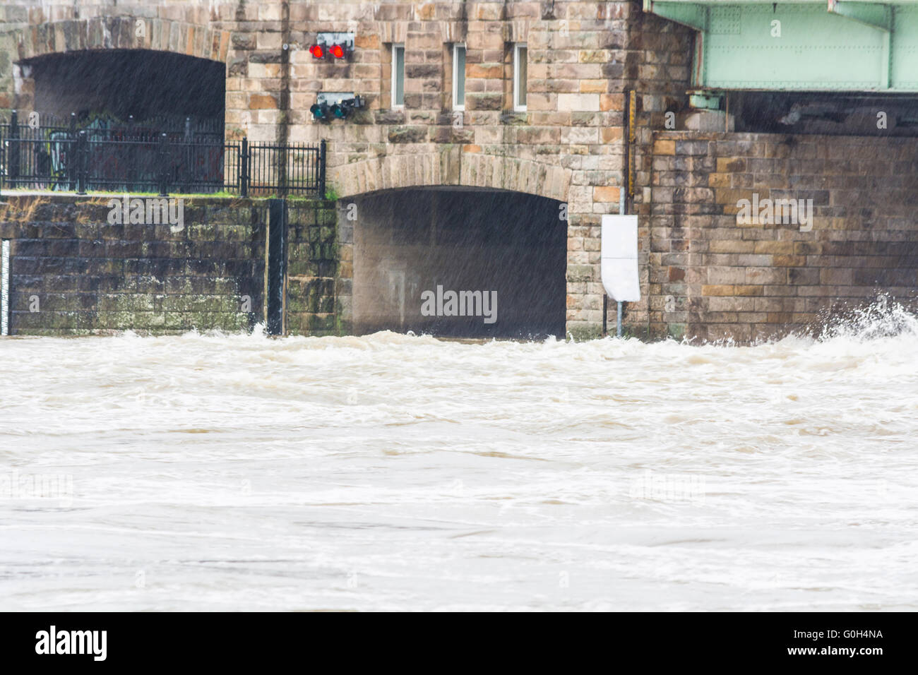 Schloss überschwemmte Schiff bei starkem Regen Stockfoto