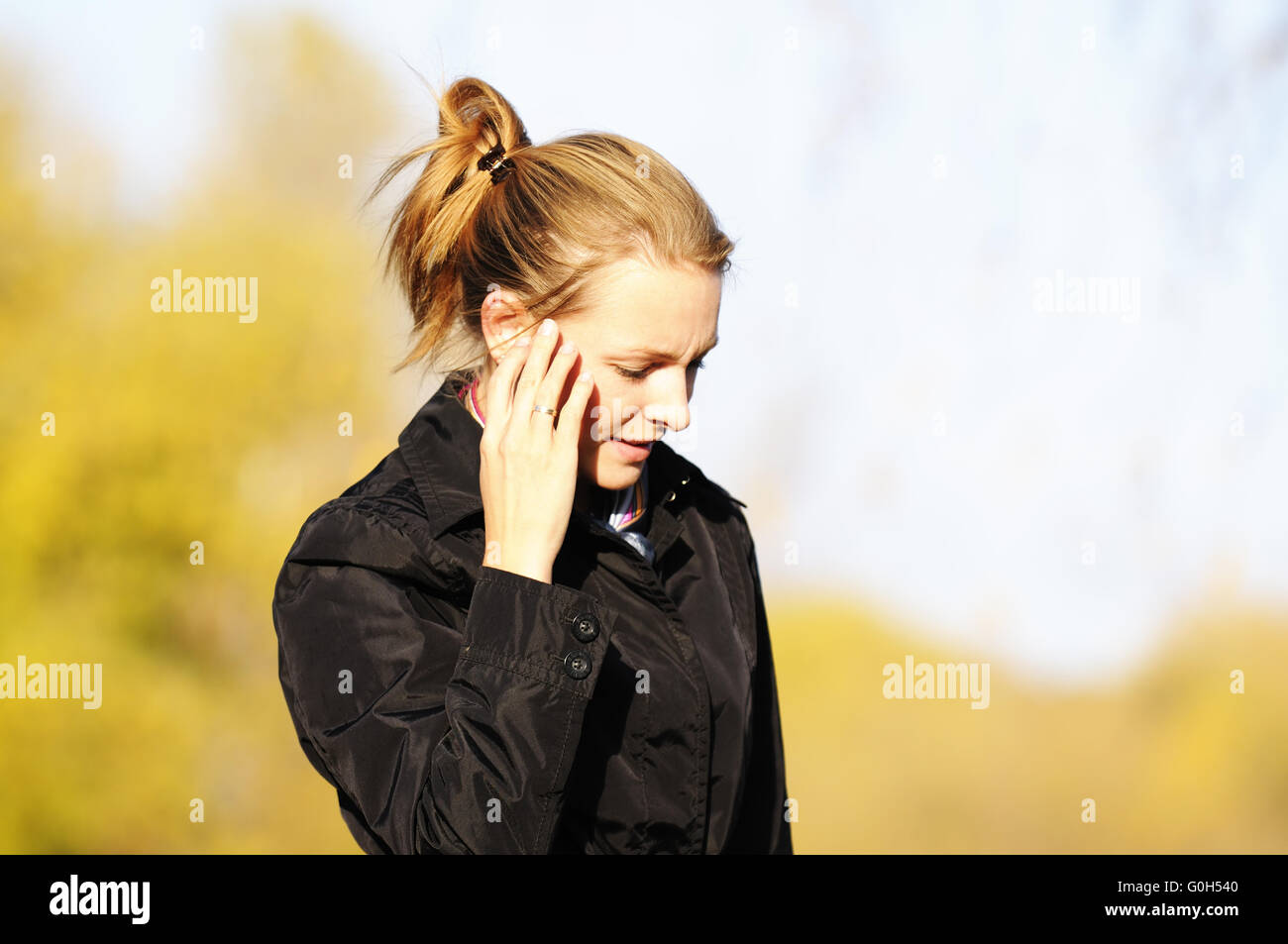 Junge nachdenkliche Frau Outdoor Portrait über unscharfen Hintergrund Stockfoto