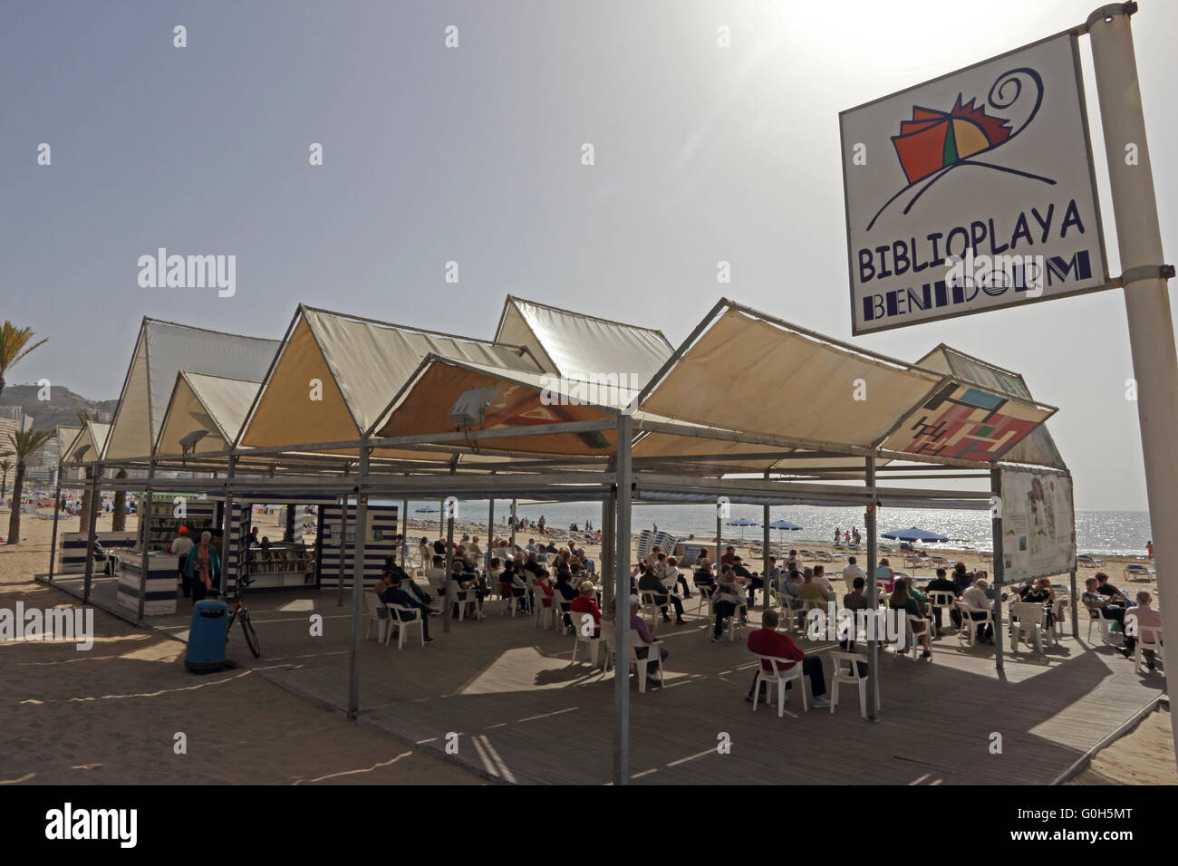 Bibliothek am Strand Playa de Levante, Benidorm Stockfoto