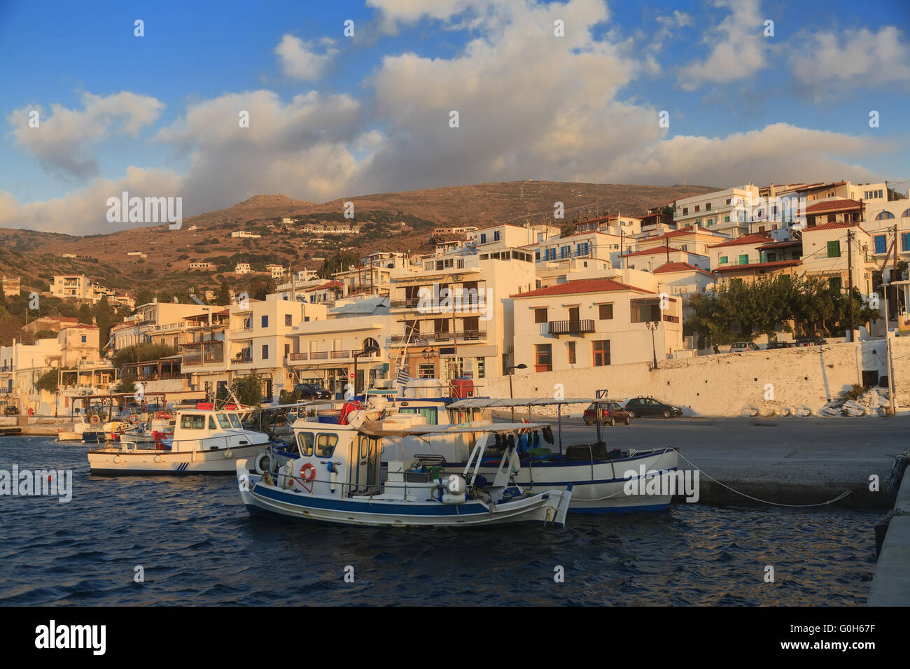 Angelboote/Fischerboote in der Bucht von griechisches Dorf Stockfoto