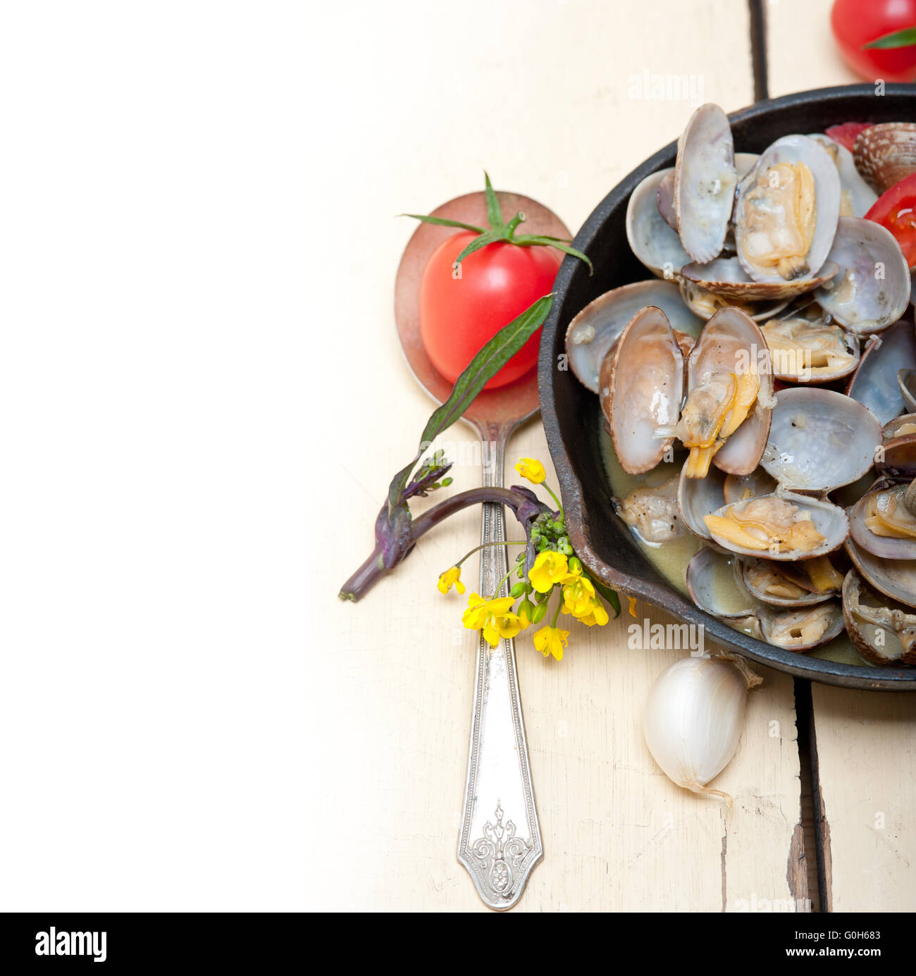 frische Muscheln auf einer eisernen Pfanne Stockfoto