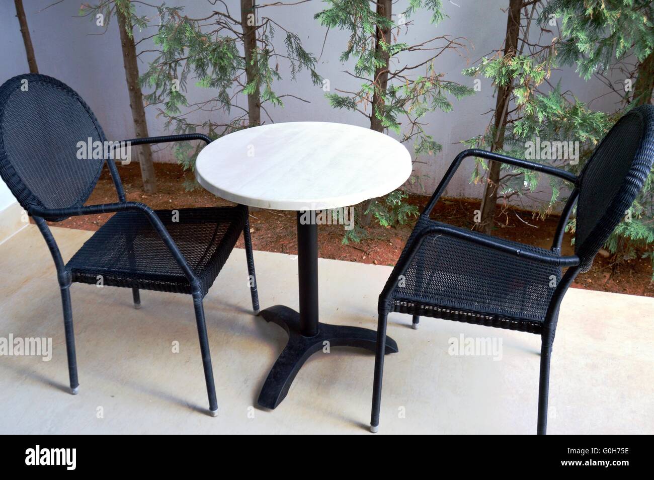 Kleine Terrasse mit einem Tisch und zwei Stühlen. Stockfoto