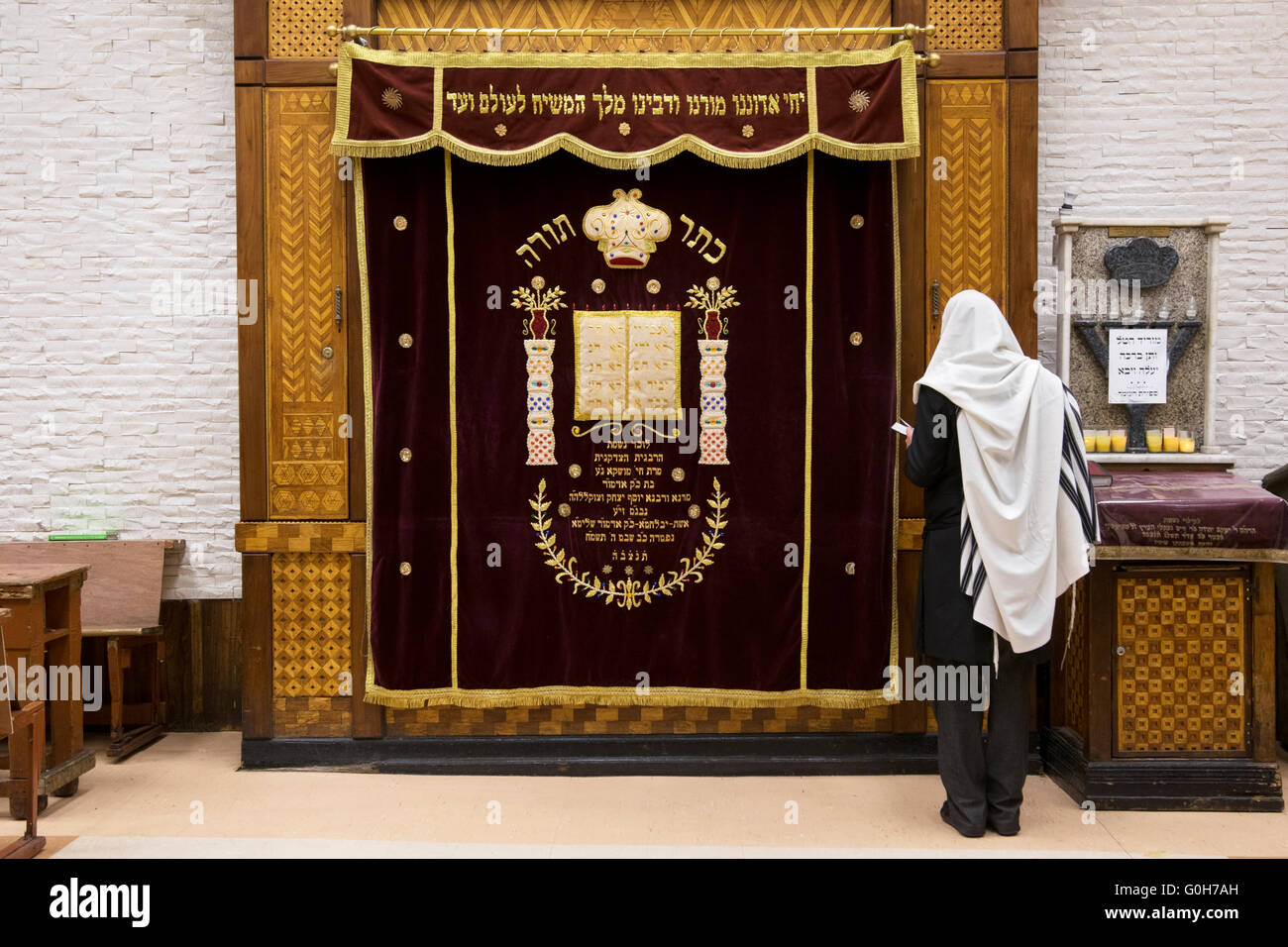 Eine generische Foto von einem unbekannten religiösen jüdischen Mann in der Nähe von die Heilige Lade trägt ein Tallit - Gebetsschal beten. Brooklyn, NY Stockfoto