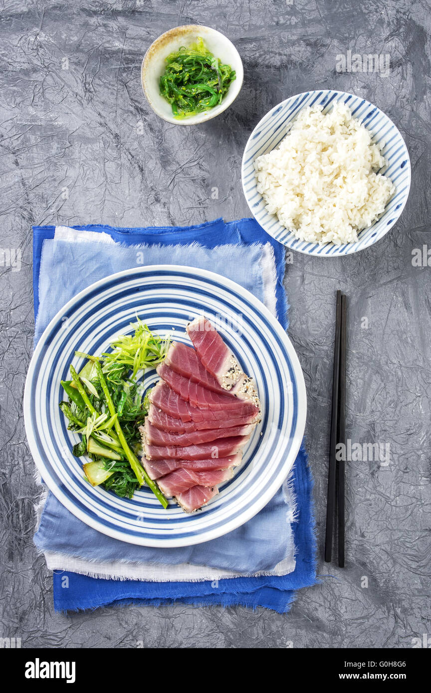 Thunfisch Tataki mit Salat und Reis Stockfoto