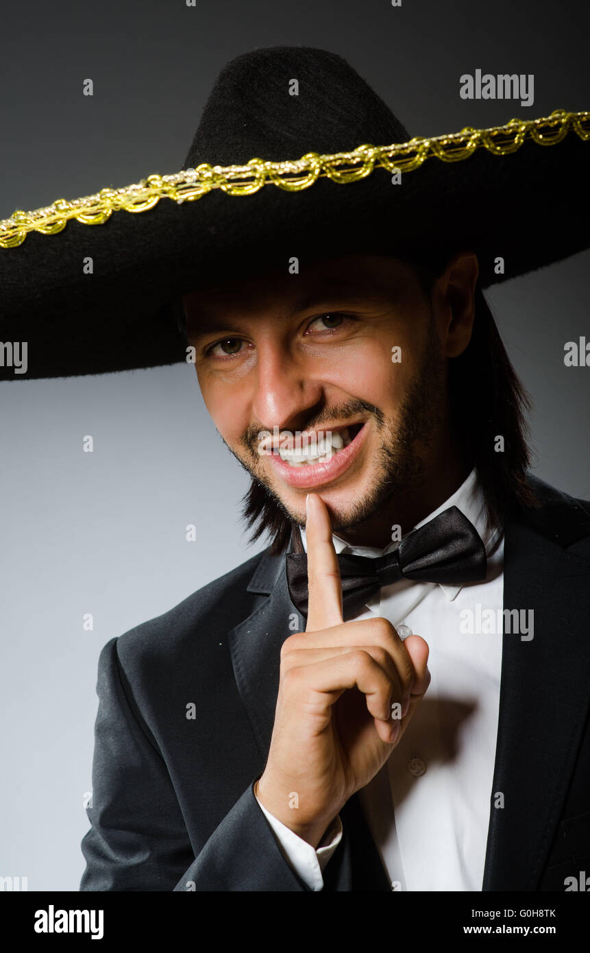 Mexikanische Jüngling trägt sombrero Stockfoto