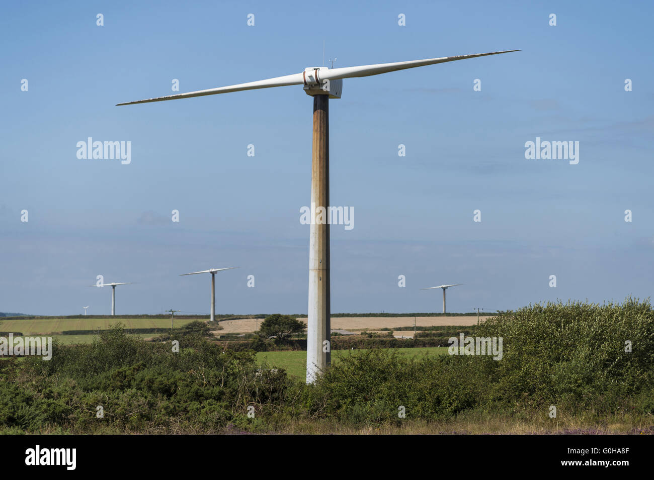 Alten Windkraftanlagen auf den Hügeln in Cornwall. Stockfoto