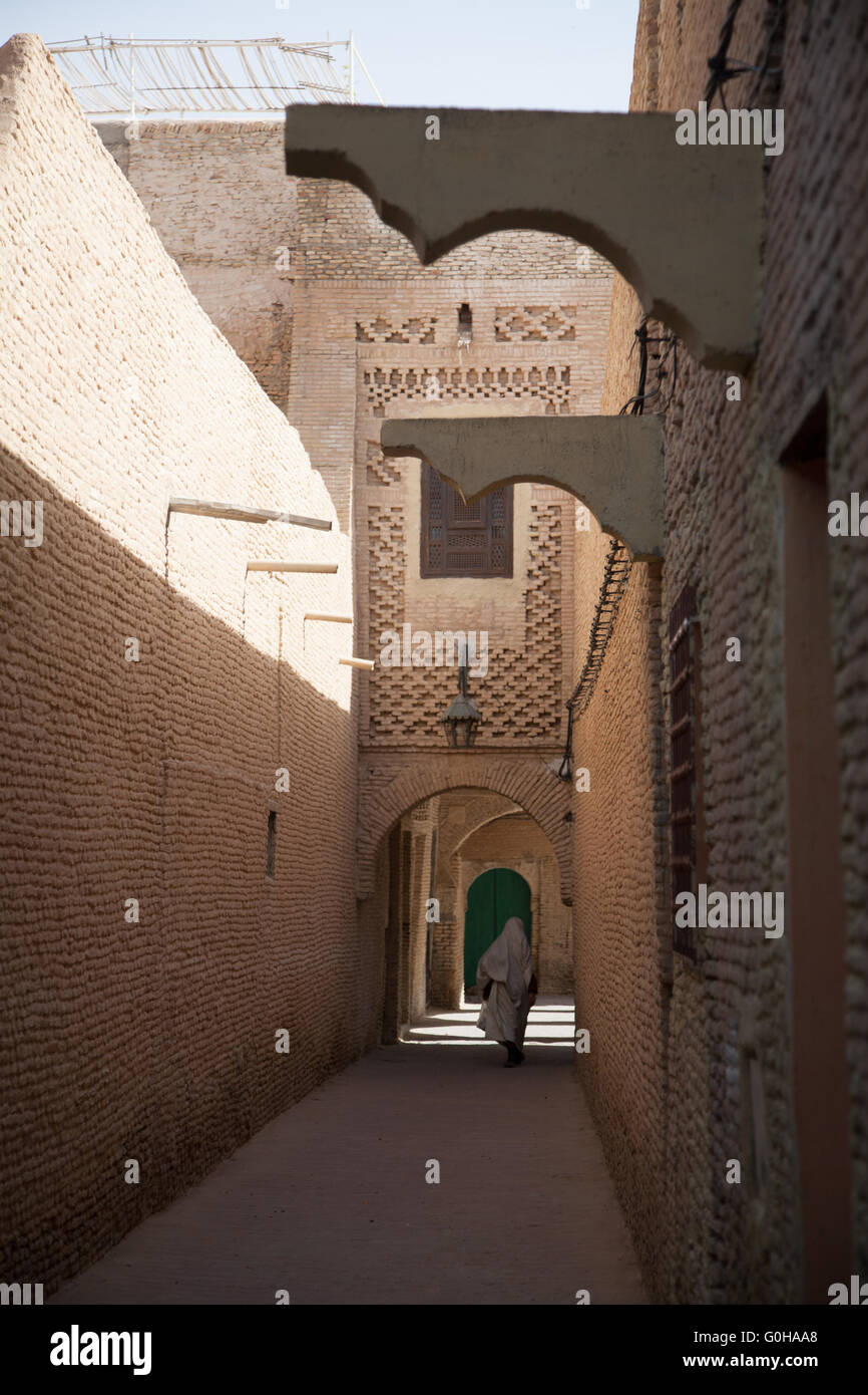 Verschleierte Frau in Tozeur Stockfoto