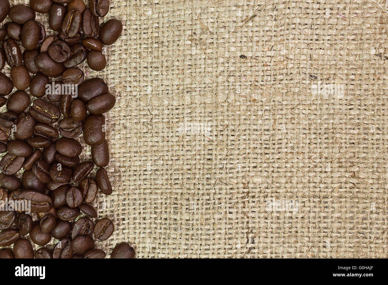 Karte mit einem Rand von Kaffeebohnen auf Sackleinen Hintergrund Stockfoto