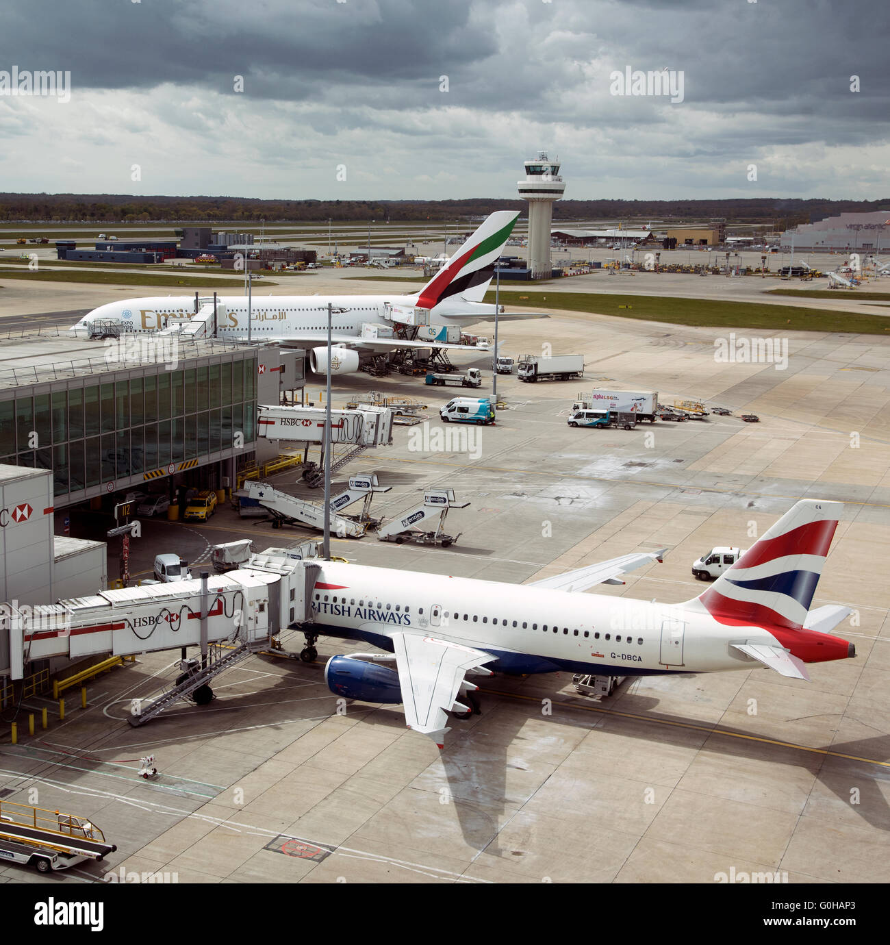Flughafen London Gatwick mit Passagierjets auf der jetway Stockfoto