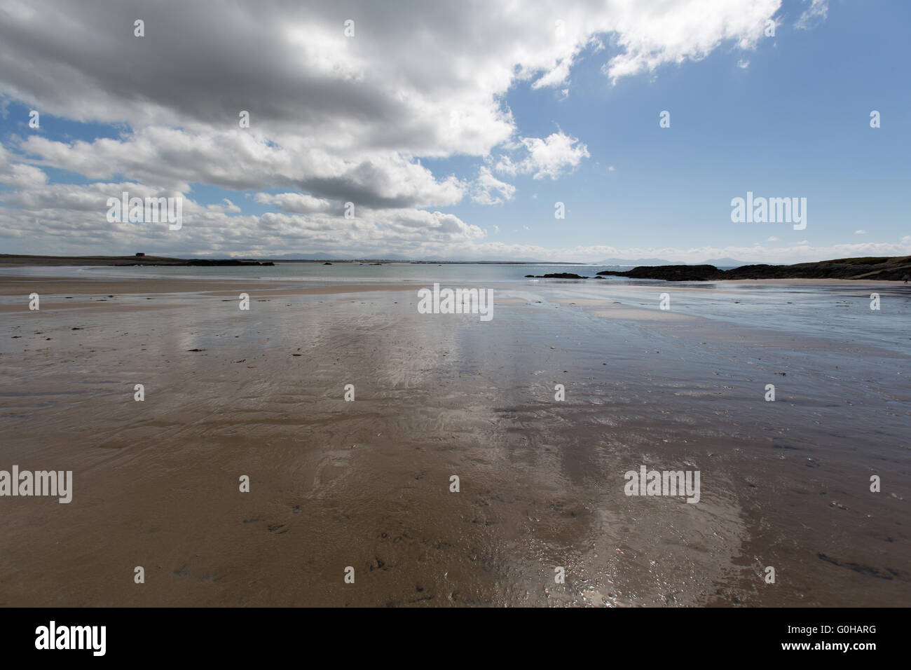 Malerische Silhouette Blick auf Silver Bay Strand, mit Caernarfon Bucht im Hintergrund. Stockfoto