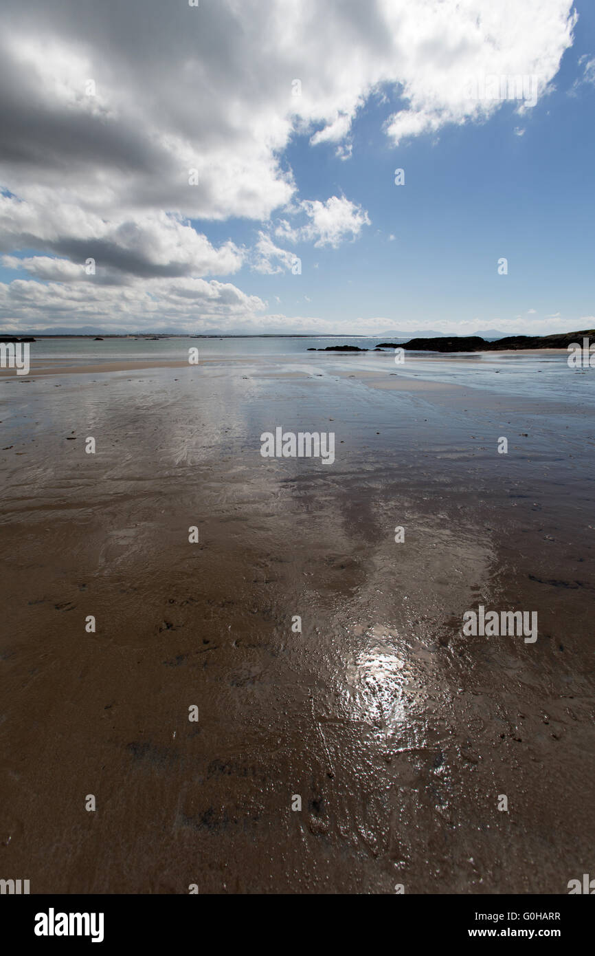 Malerische Silhouette Blick auf Silver Bay Strand, mit Caernarfon Bucht im Hintergrund. Stockfoto