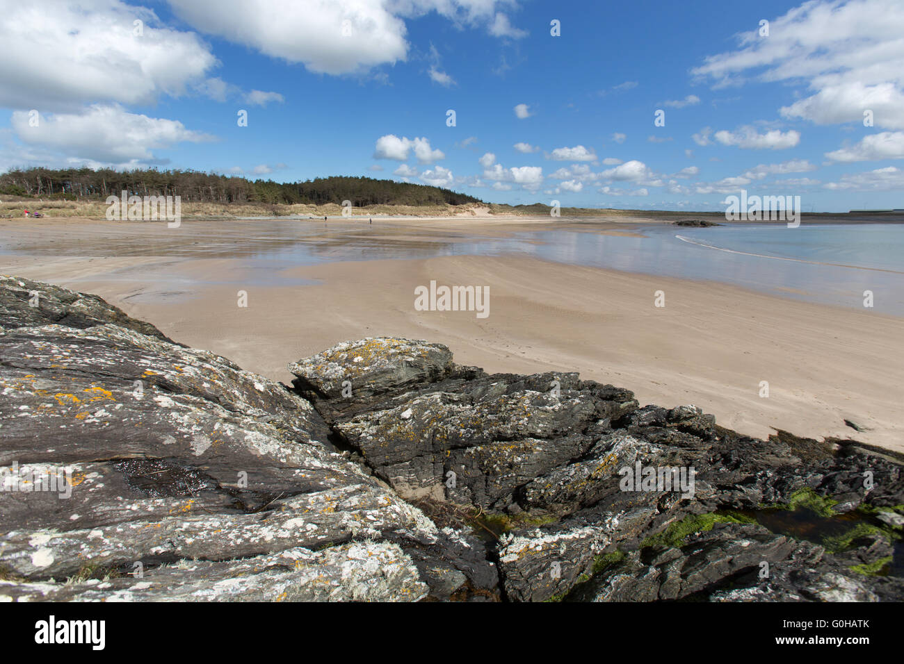 Wales und Anglesey Küstenweg in Nord-Wales. Malerische Aussicht auf Silver Bay, mit RAF Valley im fernen Hintergrund. Stockfoto