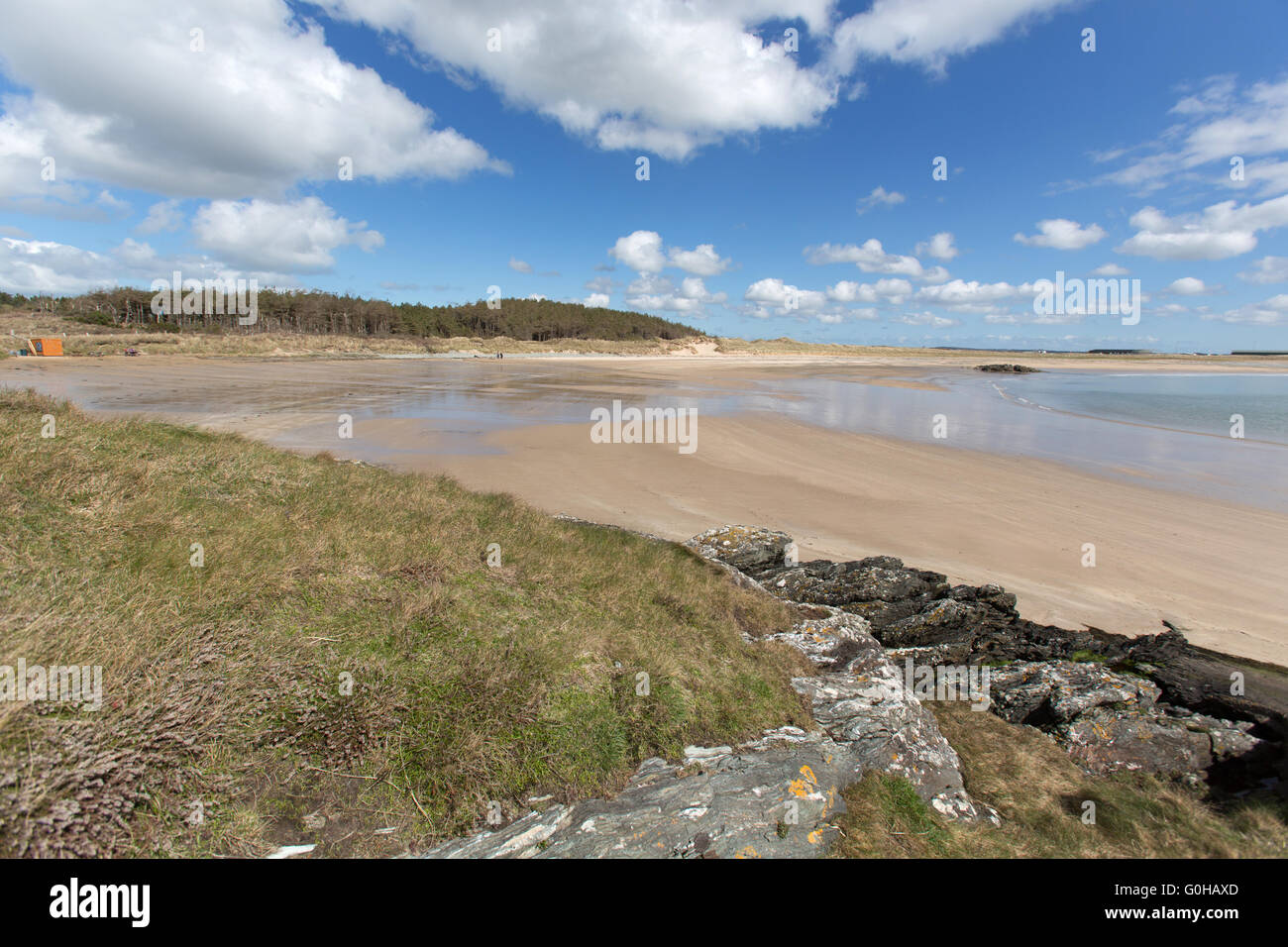 Wales und Anglesey Küstenweg in Nord-Wales. Malerische Aussicht auf Silver Bay, mit RAF Valley im fernen Hintergrund. Stockfoto