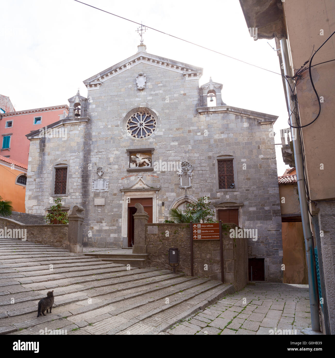 Blick auf die Kirche der Geburt der Jungfrau Maria in Labin, Istrien, Kroatien Stockfoto