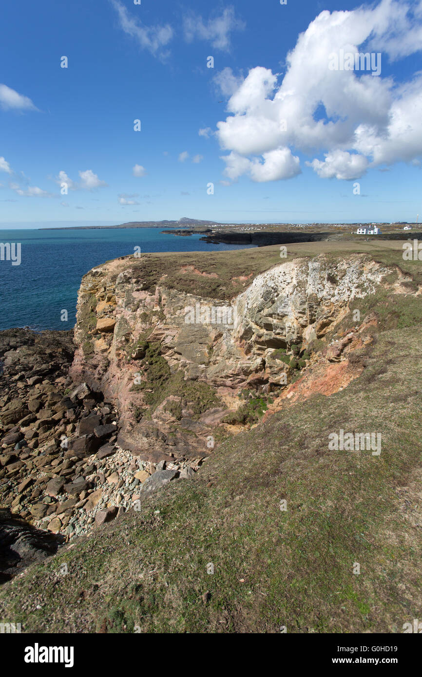 Malerische Aussicht auf die Küste von Anglesey auf der Westküste von Heiligen Island, in der Nähe von Rhoscolyn. Stockfoto