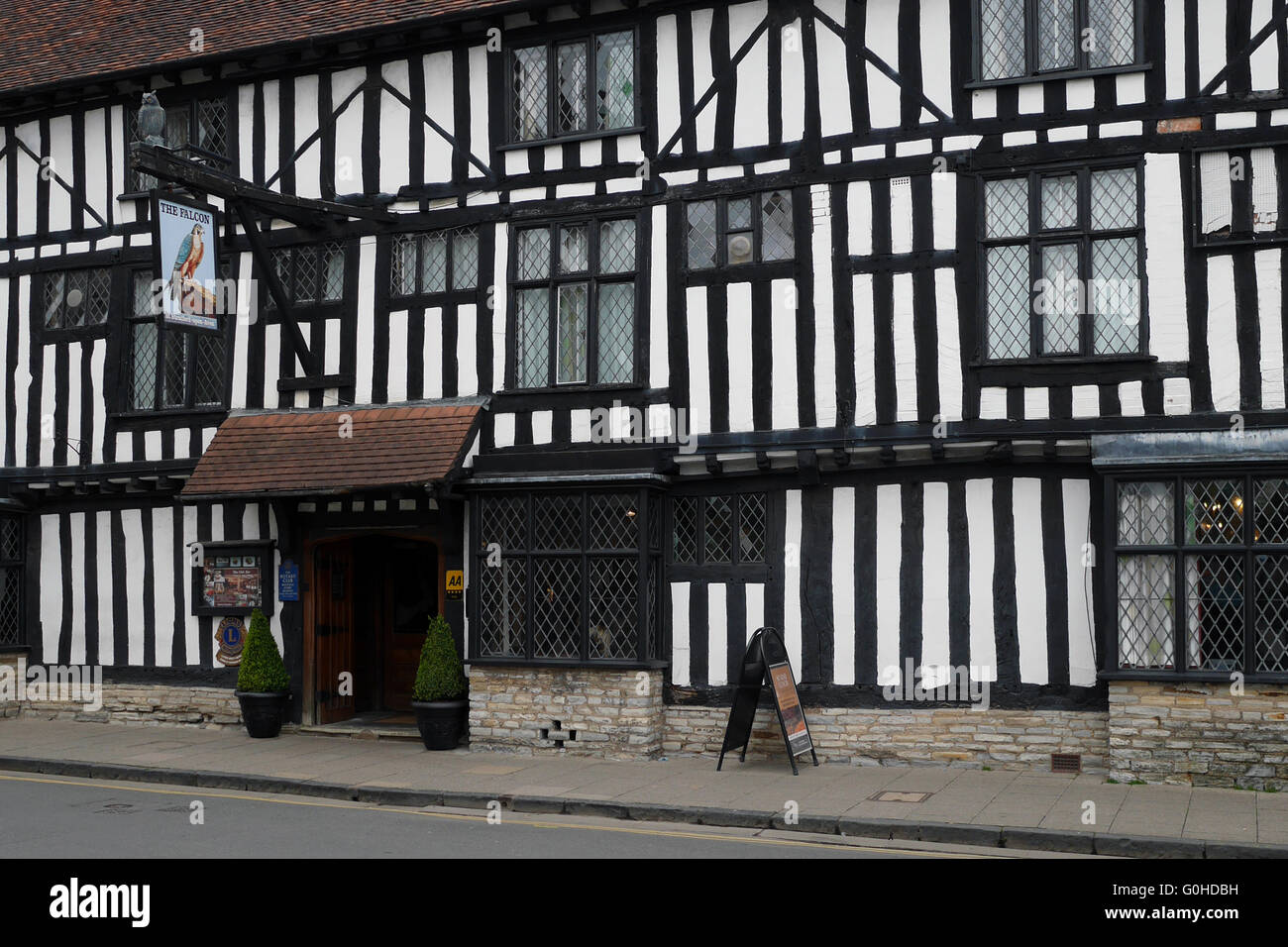 Fassade und Eingang des Falcon Hotels, heute unter dem Namen Hotel Indigo, in Stratford-upon-Avon, Warwickshire, England. Stockfoto