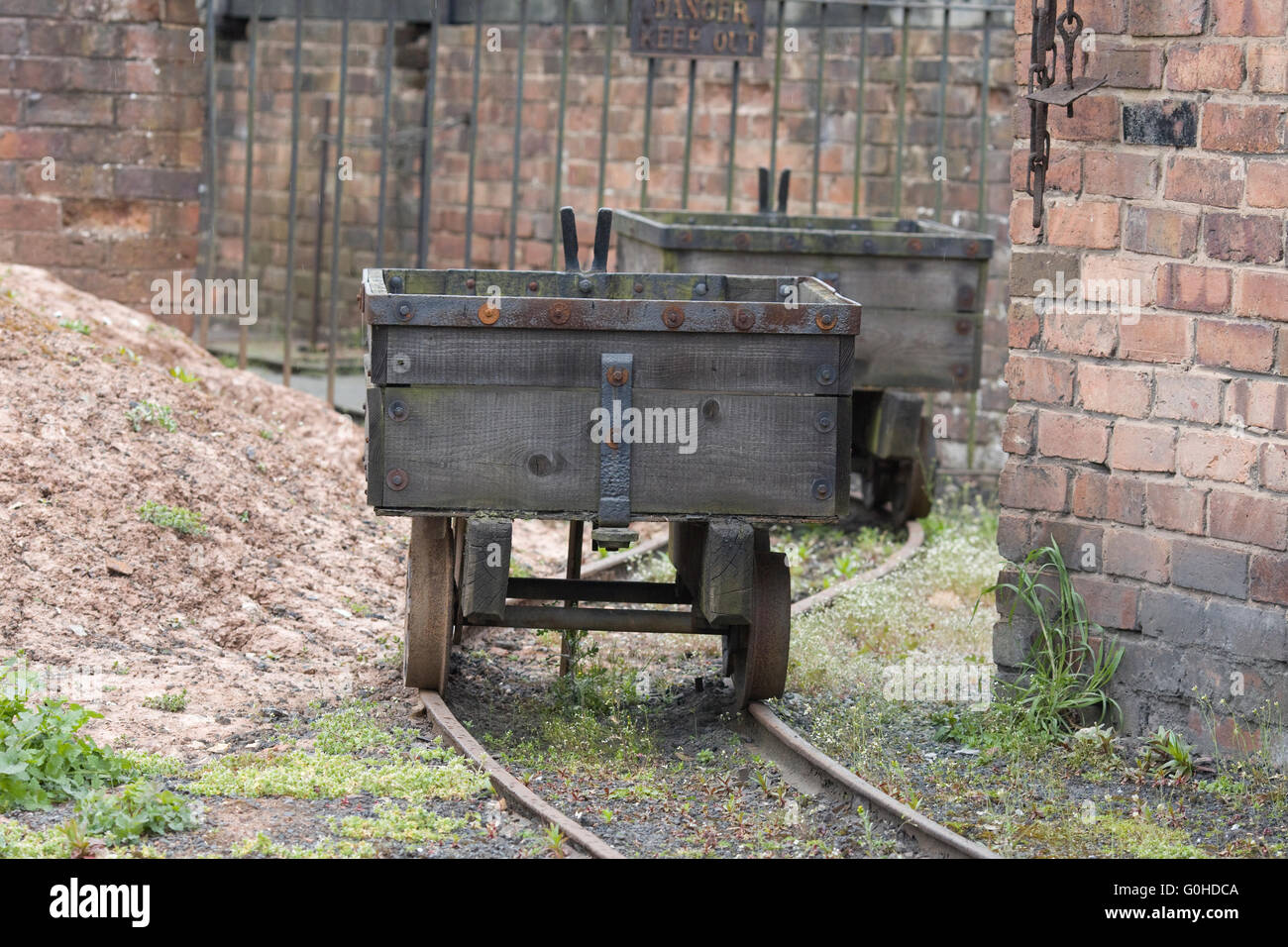 Eisenhütte Holz Kohle Wagen auf stillgelegten Bahngleisen Stockfoto