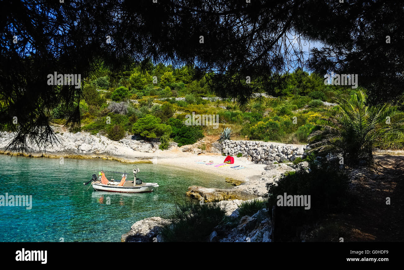 Zelt und Boot am einsamen Strand in Kroatien Stockfoto