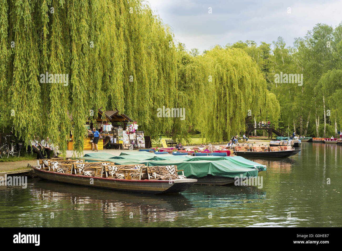 Spreewald flache an der Pier eines Flusses im Hafen. Stockfoto