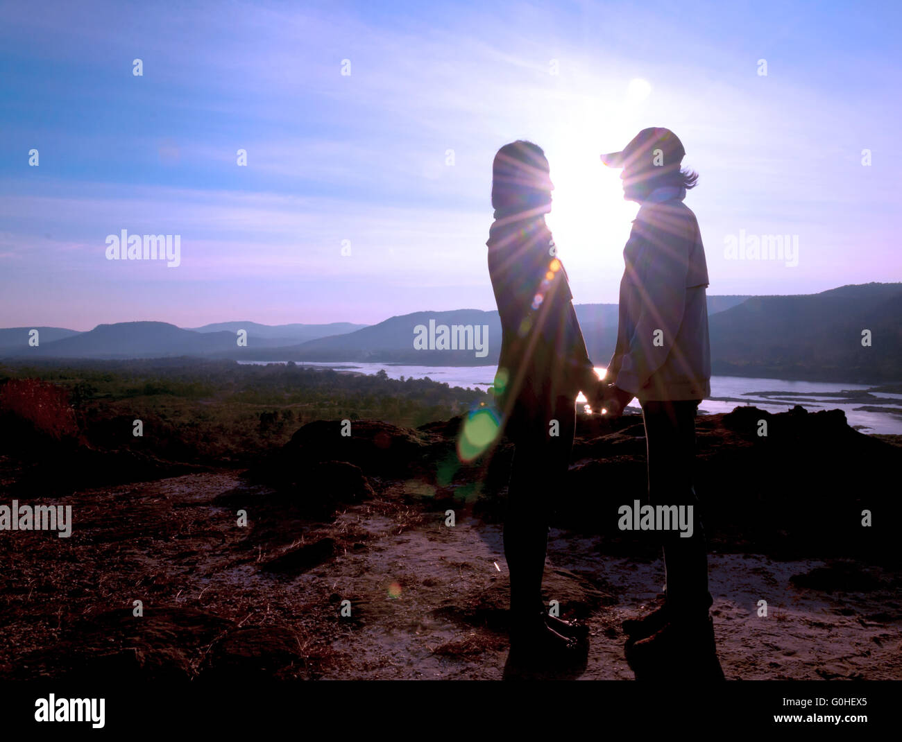 Silhouette des Liebhabers auf einem Hügel Stockfoto