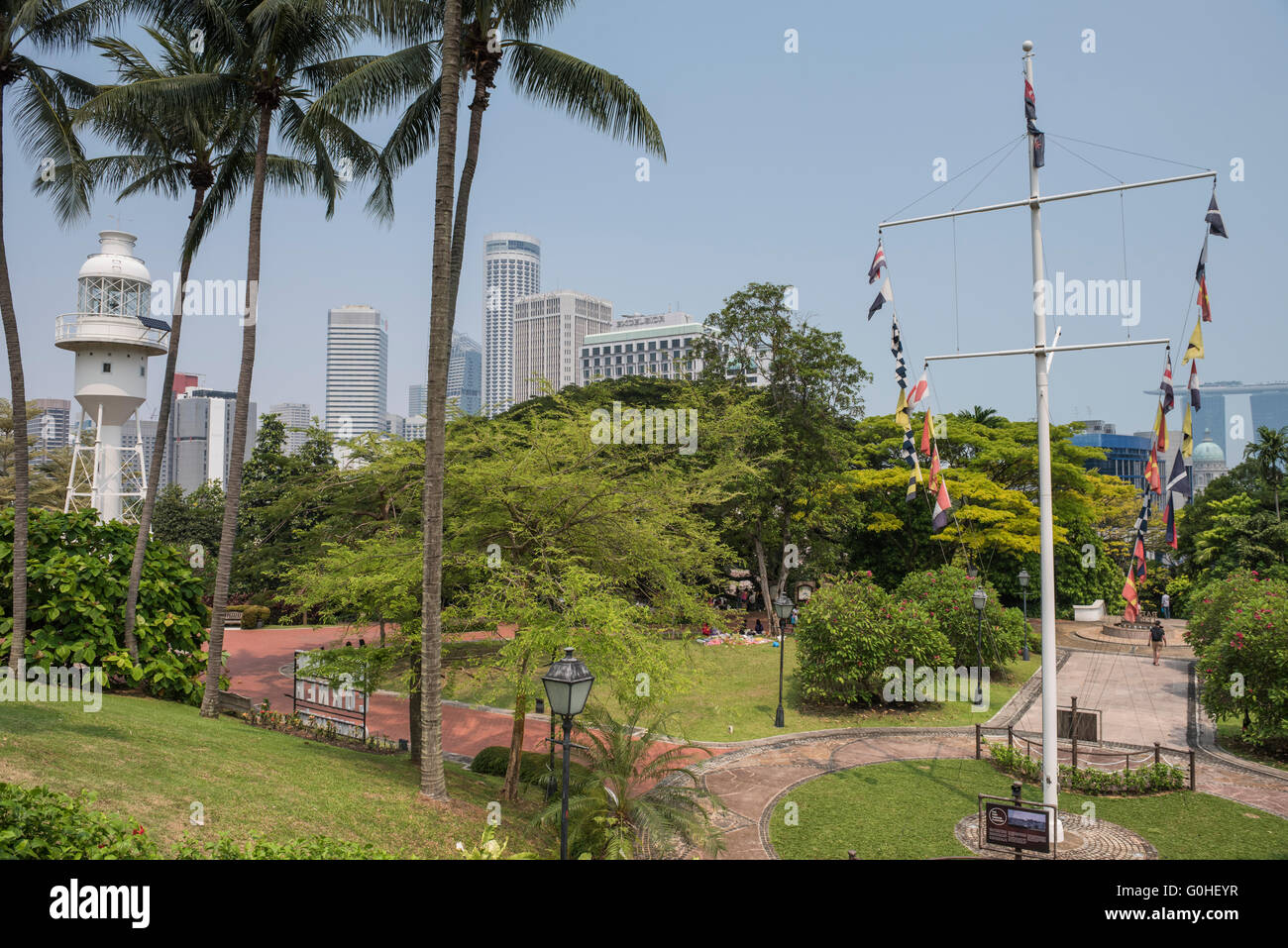 Blick auf Fort Canning Park und Flagge Personal Rasen aus der Verlosung Haus und Regierung Hill, Singapur Stockfoto