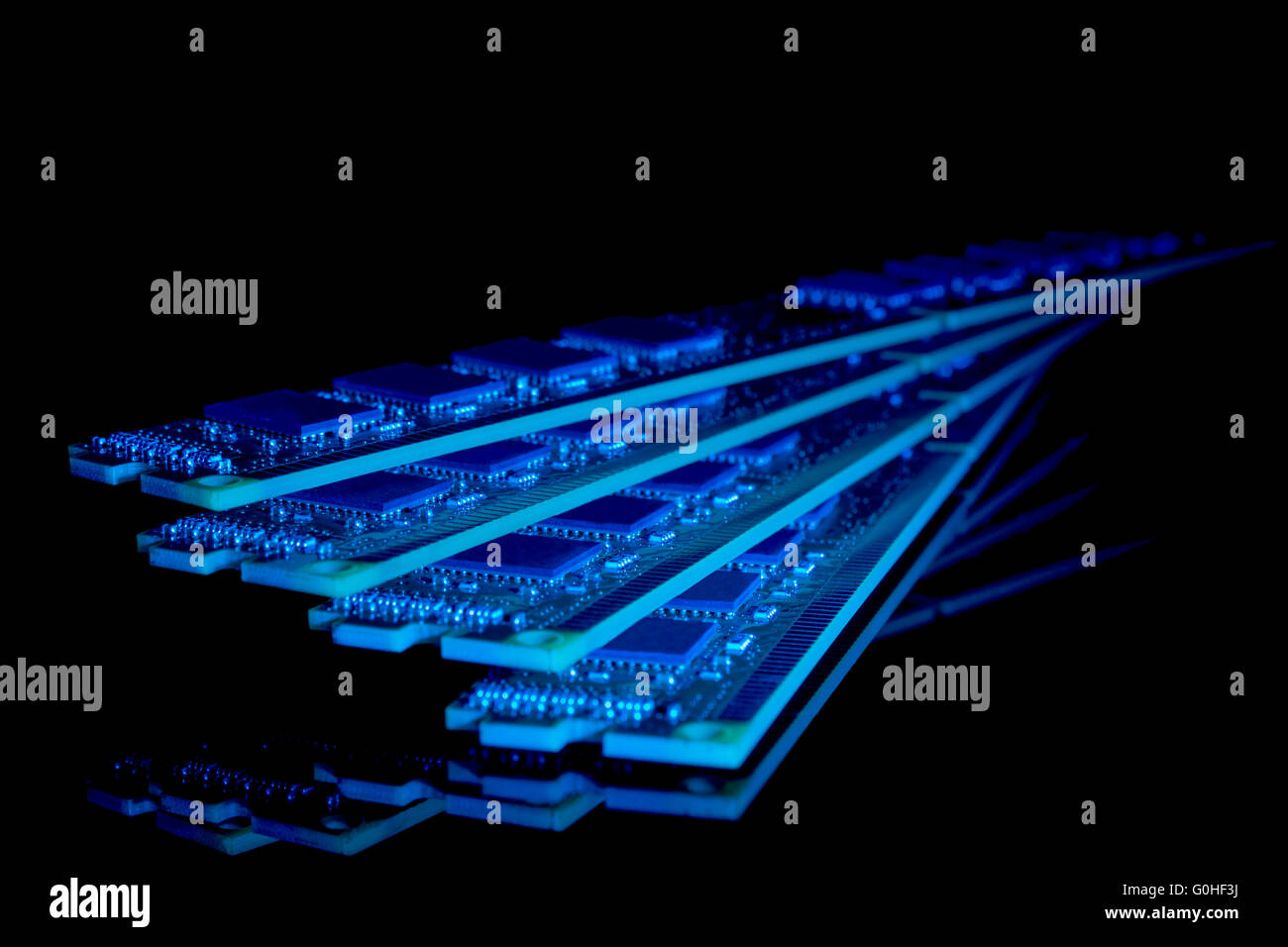 Elektronische Sammlung - Computer random-Access Memory (RAM) Module auf dem schwarzen Hintergrund getönt Stockfoto
