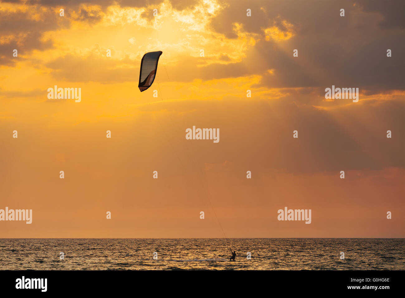 Kitesurfer im Meer segeln Stockfoto