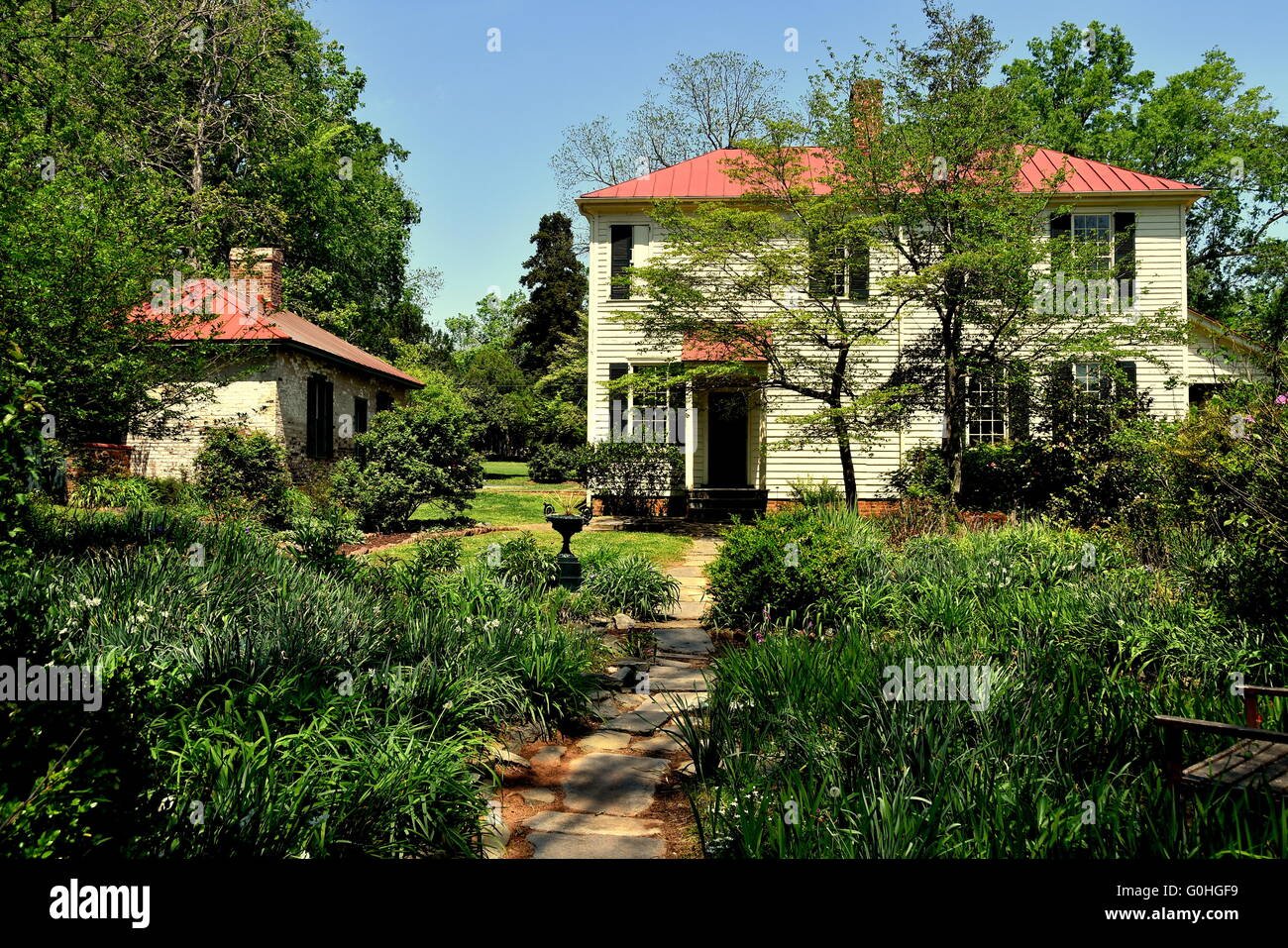 Hillsborough, North Carolina: Gärten, Klassenzimmer (links) und Haupthaus in der 1821 Burwell Schule für Frauen Stockfoto