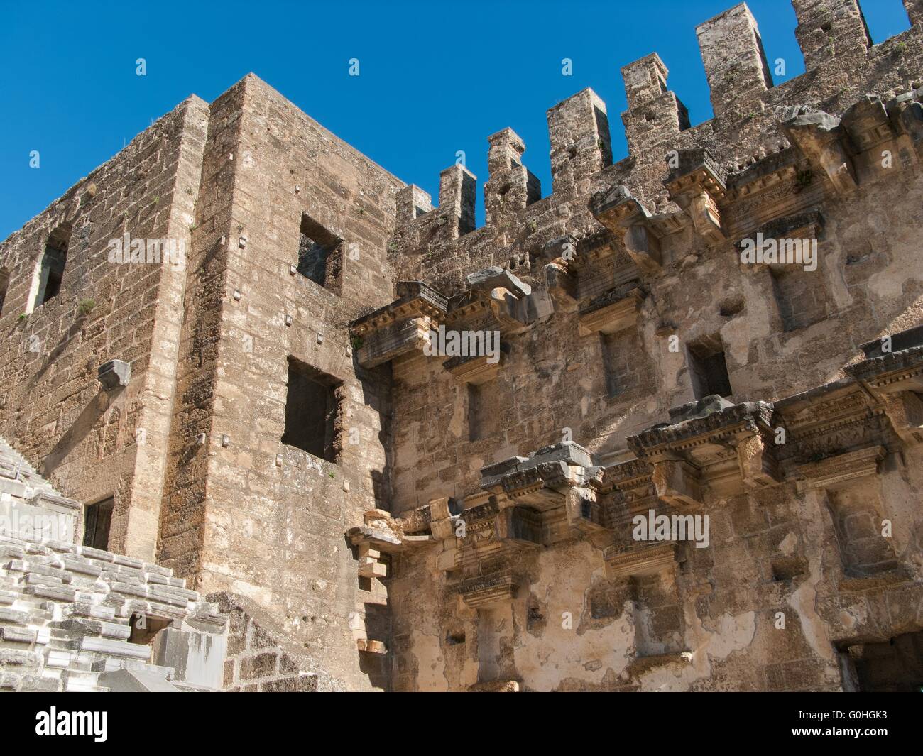 Römische Theater von Aspendos - äußere Fassade der Gebäude links mit Treppen Stufe Stockfoto