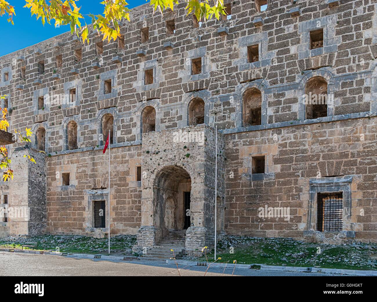 Römische Theater von Aspendos - Bühne, die Gebäude von außen mit dem Seljuks in die Zeit danach Stockfoto