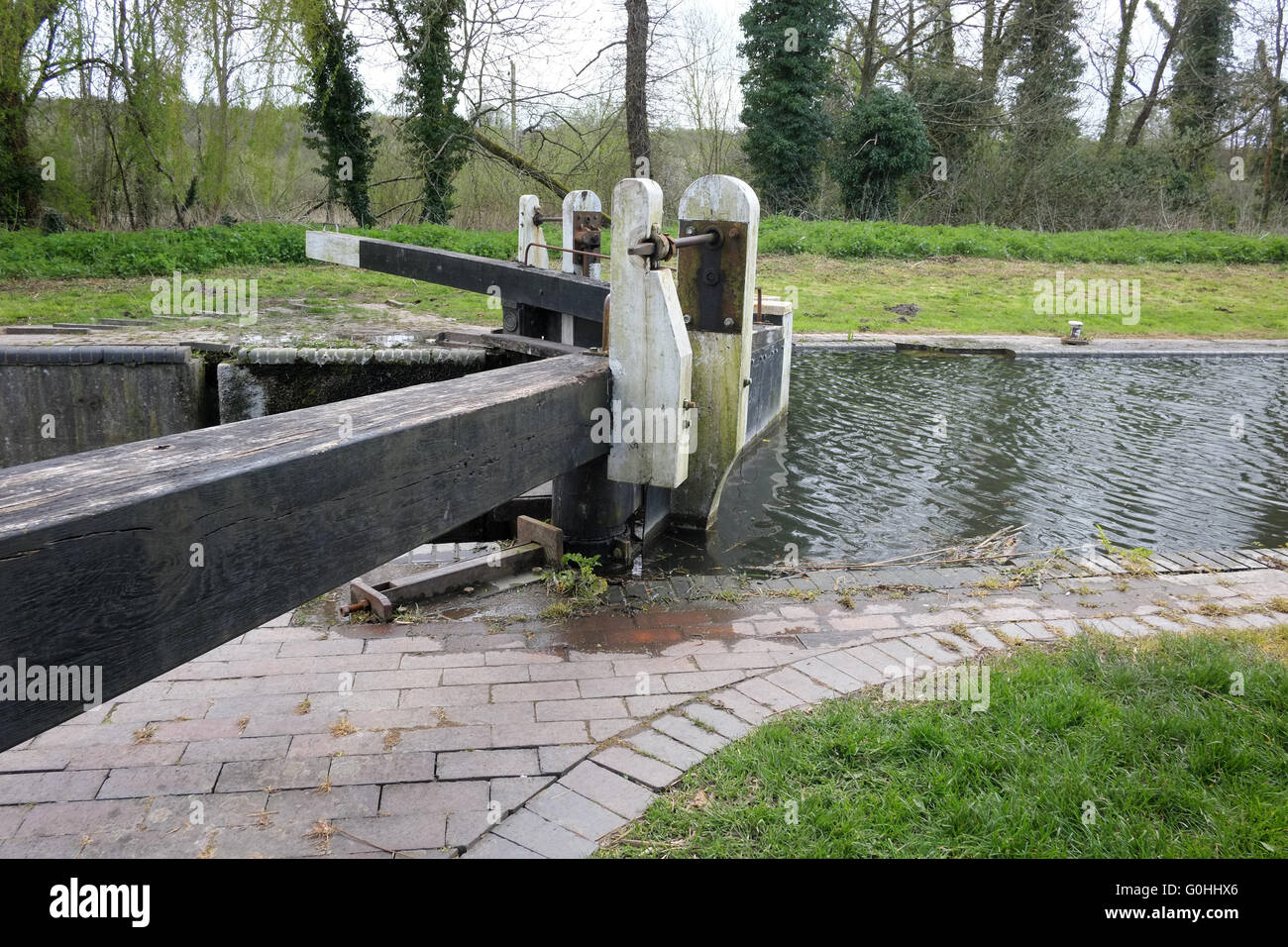 Voll sperrt mit geschlossenen Tor Sohn Kennett und Avon Canal bei Thatcham, Berkshire, England, UK GB. 30. April 2016 Stockfoto